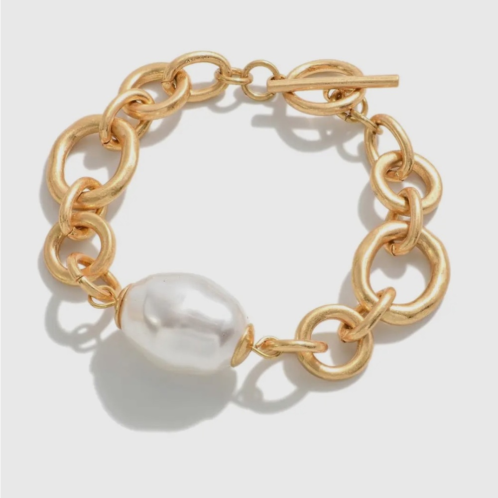 Faux freshwater pearl bracelet, never been worn, except for pic.